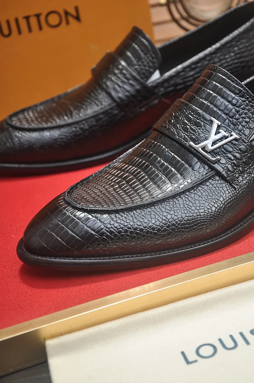 Men's men's shoes 💰540💶 [LV] (original single cowhide lining) 🍀LV's latest genuine leather business suit shoes are launched simultaneously on the official website. The first-layer cowhide imported from Italy is made of heavy gold, 💥official website 1:1 rubber outsole. Versatile to wear, high-end without losing class, and the color combination is extraordinary. This four-season style is alluring when worn on your feet, showing off your big-name flair. Standard code 38-45 (45 customized)